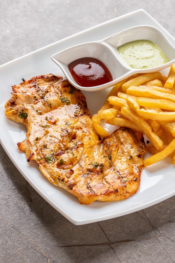 Pollo a la parrilla con papas fritas