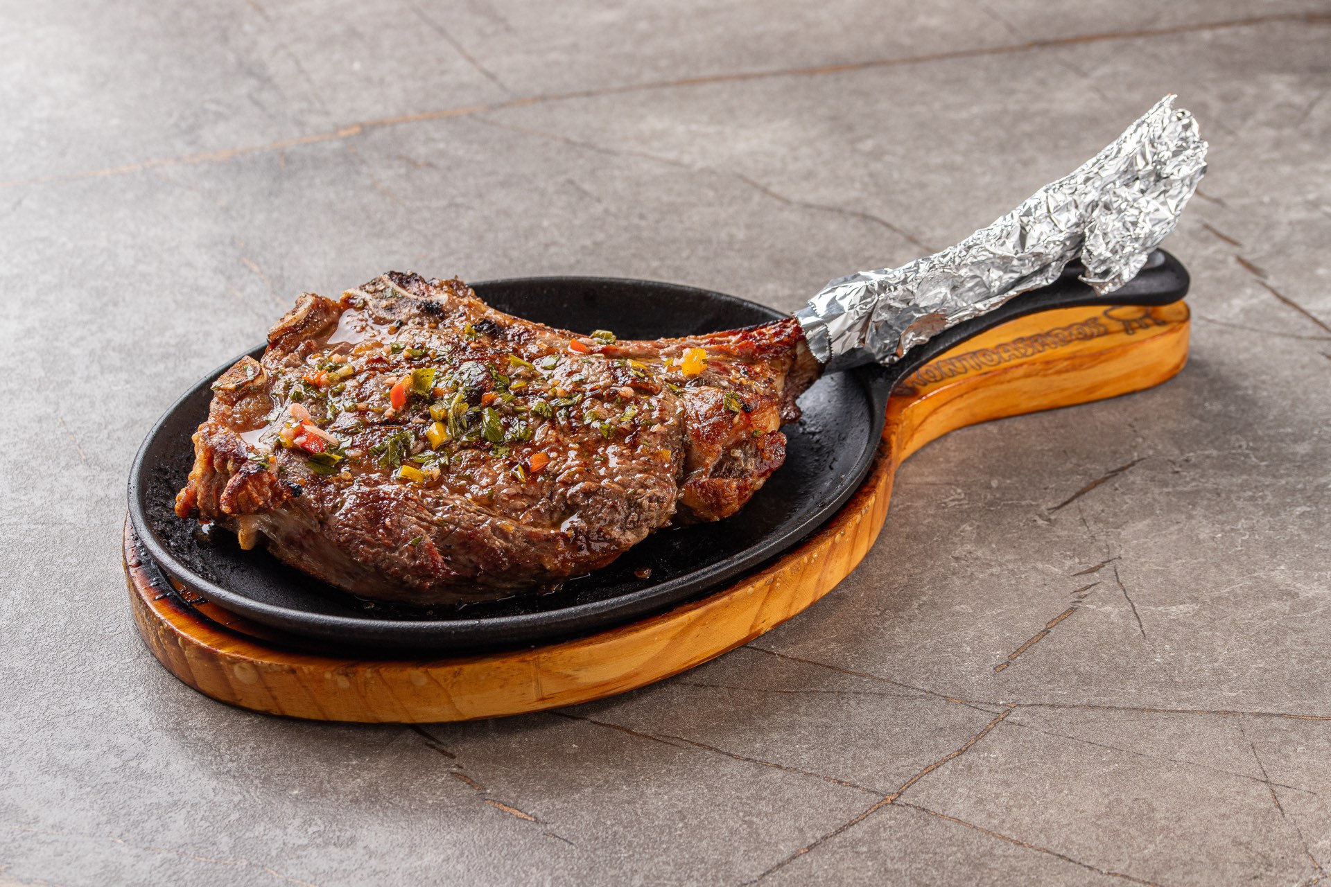 Corte premium a la parrilla, chisporroteando sobre plancha de hierro