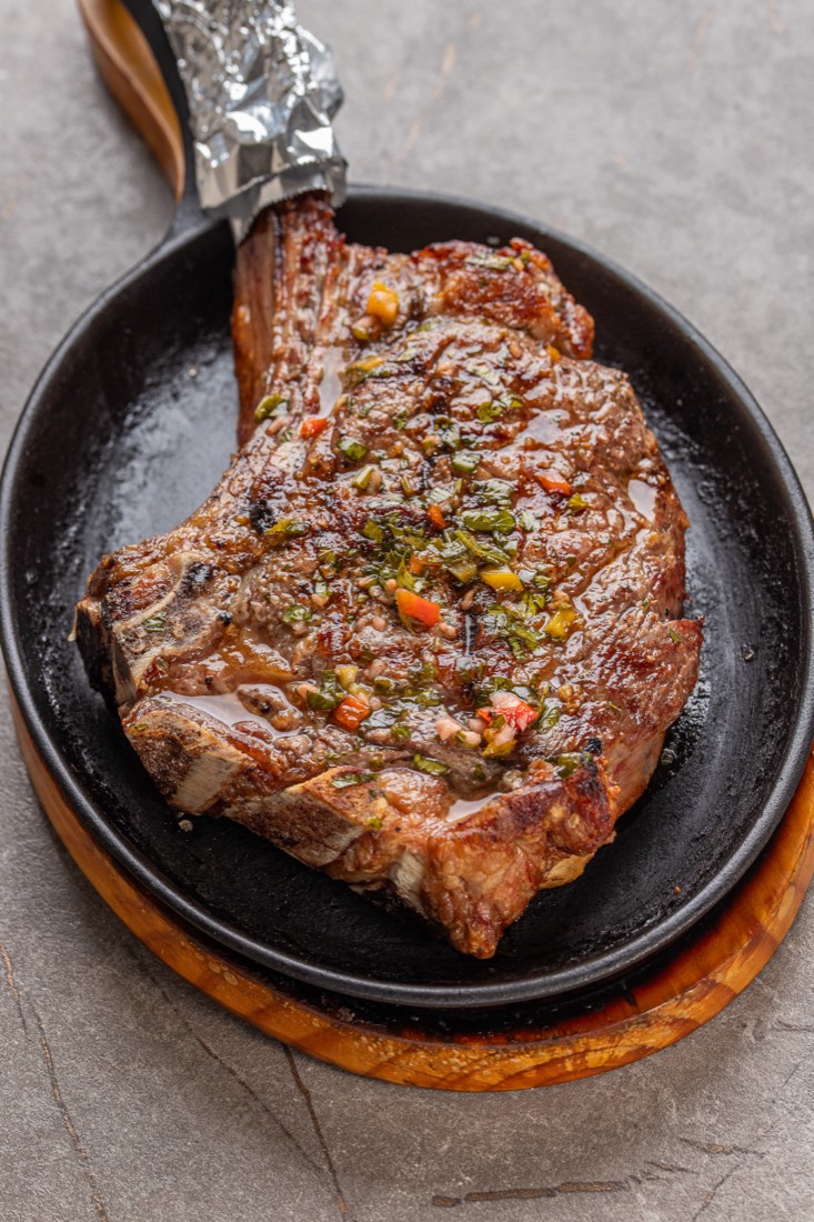 El Bam Bam, tomahawk a la parrilla